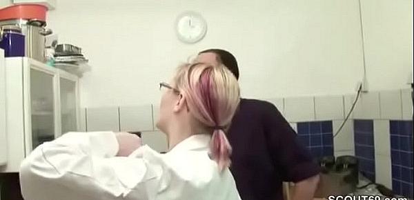 18yr old Teeny laesst sich auf Arbeit ordentlich durchficken